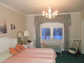 10 bedrooms, desk, iron/ironing board, free WiFi - Summer plans?  Beat the crowds and get the dates you want! (Sheboygan)