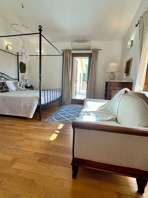 5 Schlafzimmer, Zimmersafe, Schreibtisch, Bügeleisen/Bügelbrett