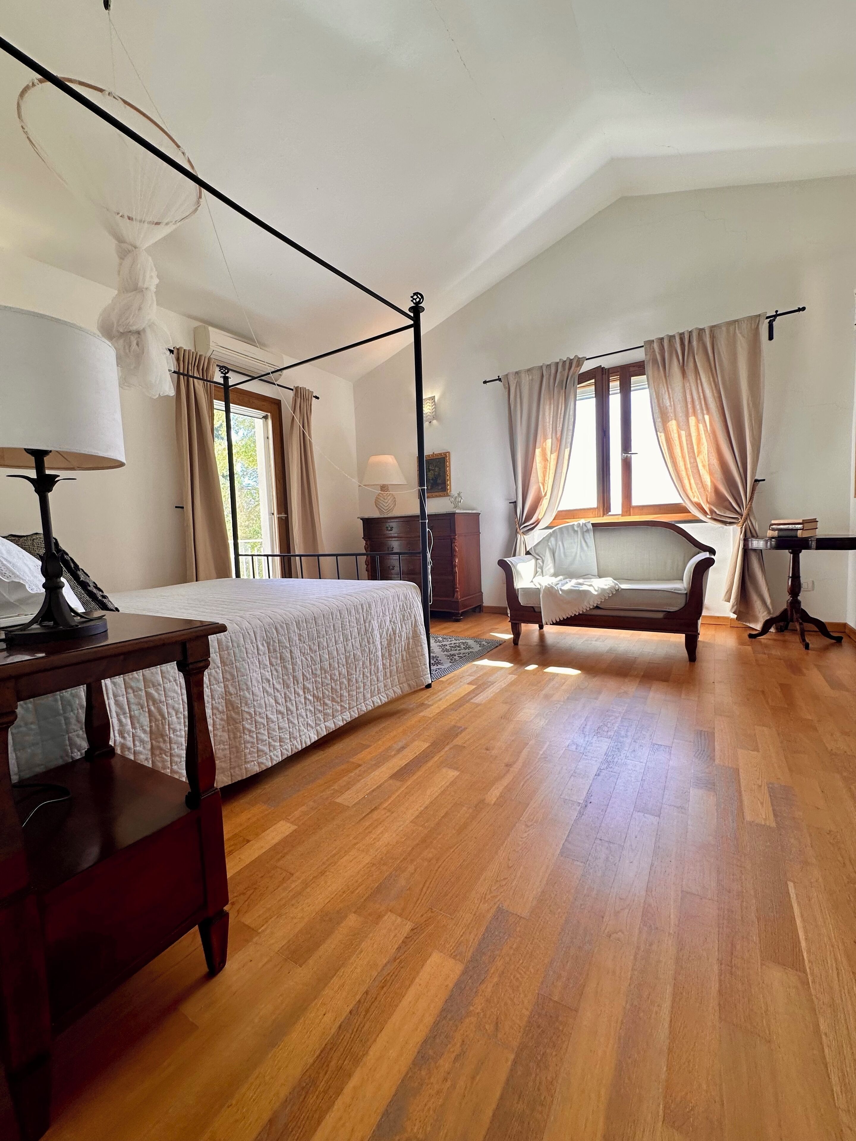 5 chambres, coffres-forts dans les chambres, bureau