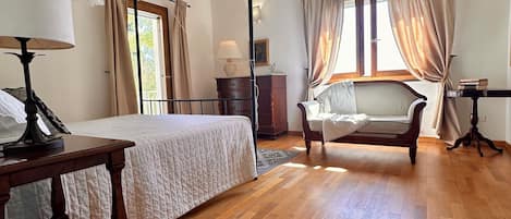 5 bedrooms, in-room safe, desk, iron/ironing board