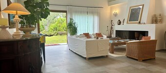 Casa Peppina . Grande villa sulla spiaggia a contatto con la natura.