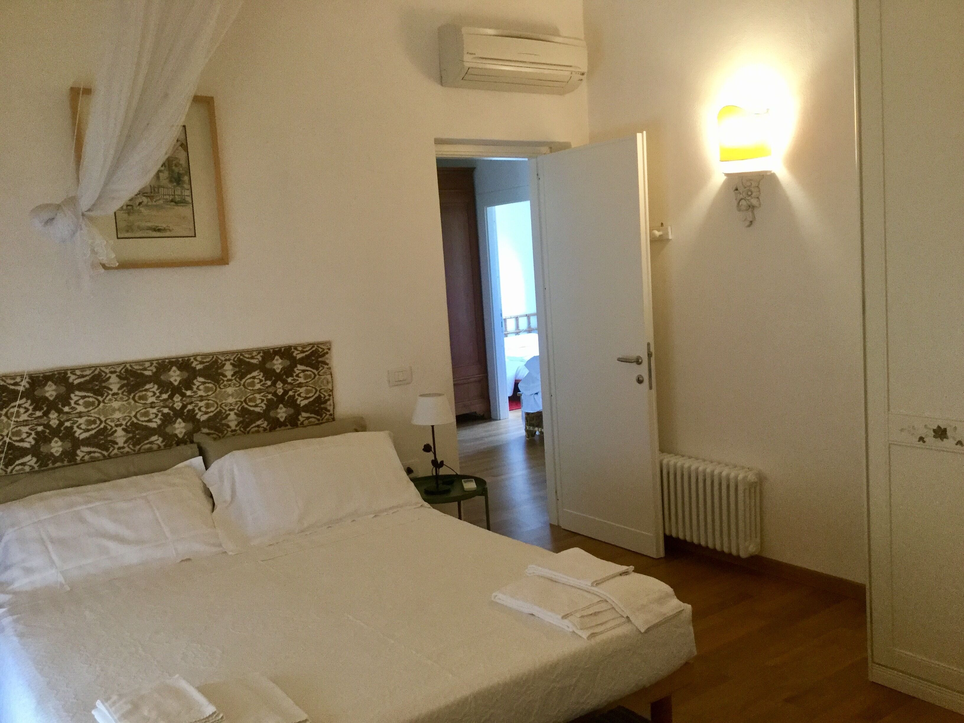 5 bedrooms, in-room safe, desk, iron/ironing board