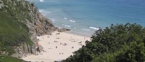 بالقرب من الشاطئ