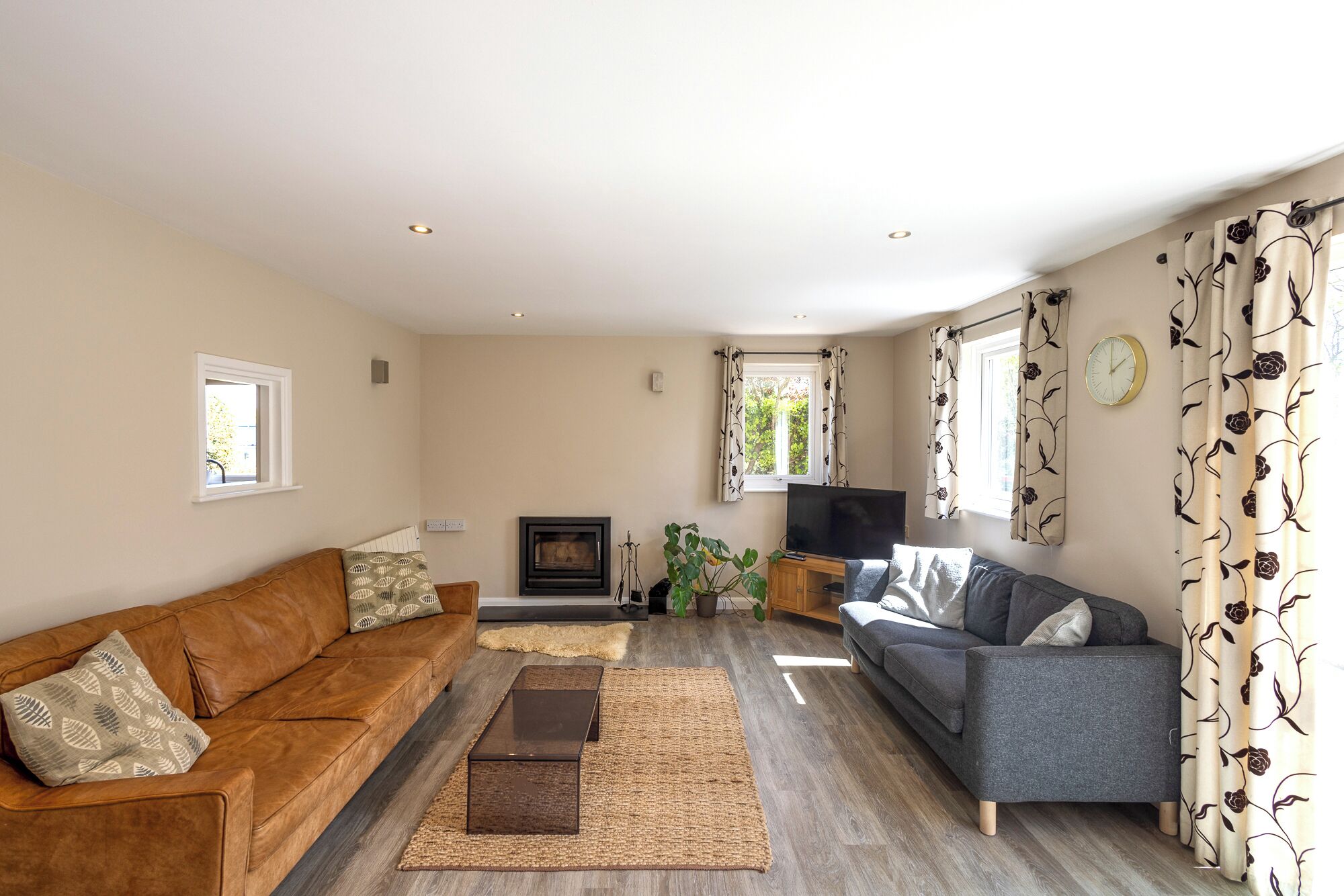 Fernseher, DVD-Player, Bücher, Stereoanlage