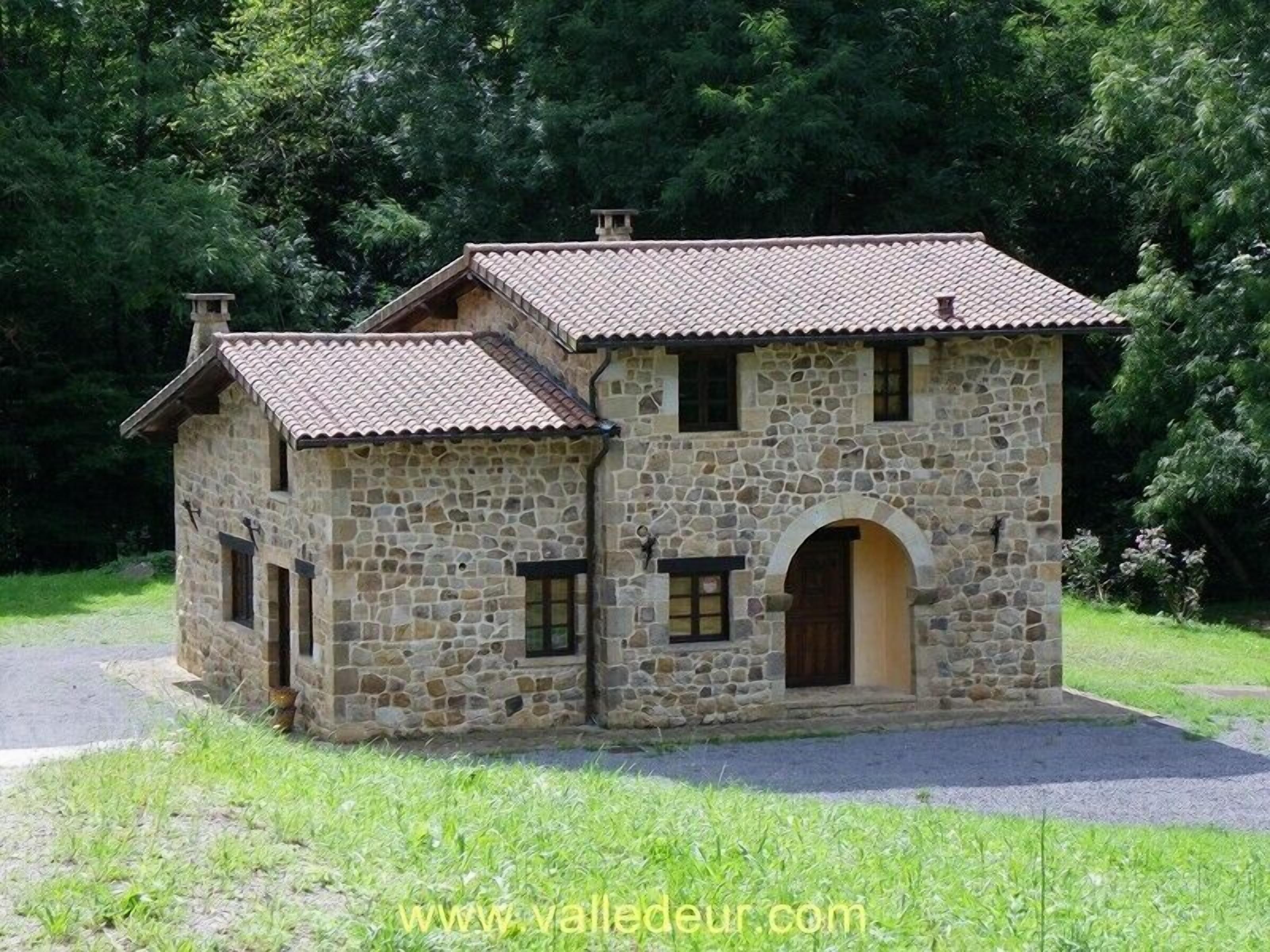 Beautiful independent stone houses absolute peace and beautiful surroundings. beaches