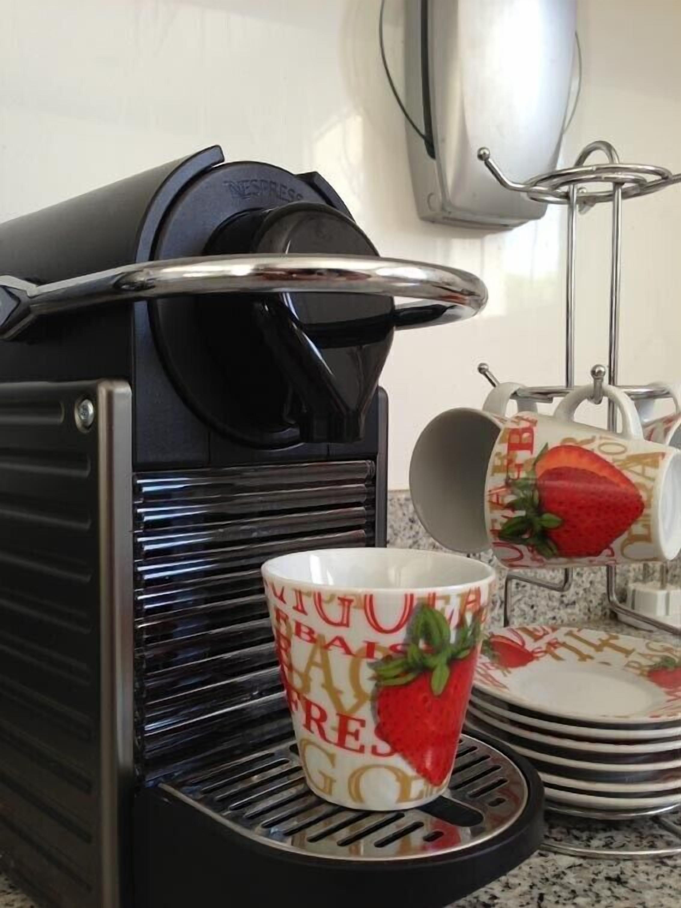 Une machine à café avec une tasse de café sur le plateau d’égouttement.