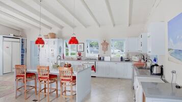 KĂŒhlschrank, Mikrowelle, Ofen, Herdplatte