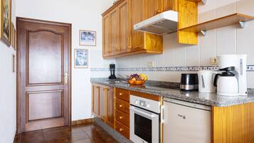 Fridge, oven, stovetop, coffee/tea maker