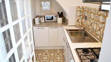 Fridge, oven, dishwasher, cookware/dishes/utensils