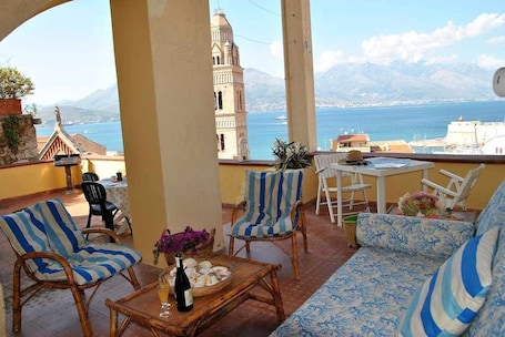 Outdoor dining. Casa Cattedrale amazing sea view in Gaeta