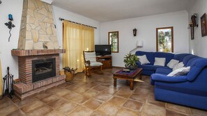 Een televisie, een open haard en een tafeltennistafel