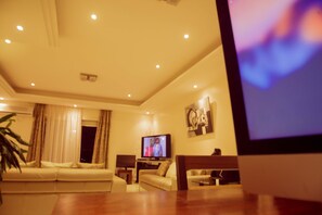 Télévision, lecteur de DVD, livres, chaîne hi-fi