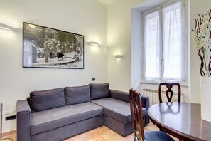 Tv, dvd-spelare, ett filmbibliotek och en stereo
