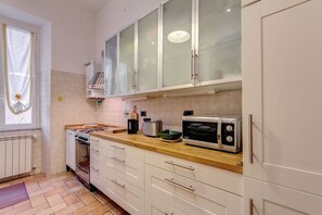 Fridge, microwave, oven, stovetop - Diamond Apartment in the center of Rome near the subway(80mq, Free WI-FI & A/C) (Roma)