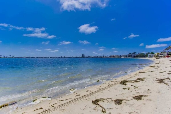 Beach umbrellas - Bayfront 3bd direct beach access, parking, bikes (San Diego)