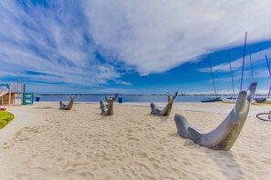 Camastros, sombrillas y toallas de playa 