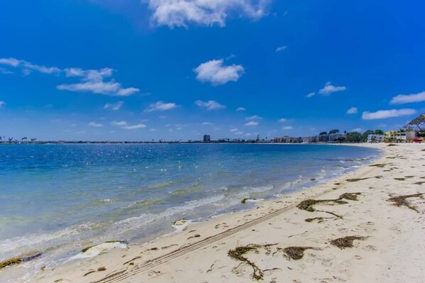 Camastros, sombrillas y toallas de playa 