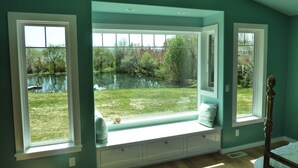 A room with a large bay window overlooking a lake and garden. - A Relaxing Place To Have Fun In The Sun!  (Yakima)