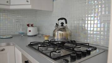 Frigorifero, forno, piano cottura, lavastoviglie