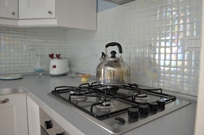 Réfrigérateur, four, plaque de cuisson, lave-vaisselle