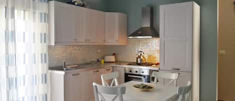 Frigorifero, forno, piano cottura, lavastoviglie