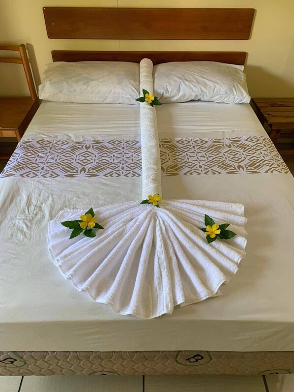 Basic Single Room, 1 Double Bed, Ensuite | Individually furnished, desk, bed sheets - Transit Motel - Hostel (Mulifanua)