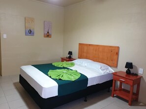 Habitació doble estàndard, 1 llit de matrimoni, no fumadors | Mobiliari individual, escriptori i roba de llit 