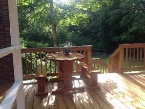 Outdoor dining - Little House in the Big Woods- Tennis Court (Pomfret)