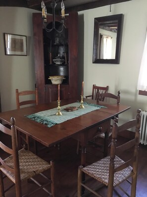 Dining - Little House in the Big Woods- Tennis Court (Pomfret)