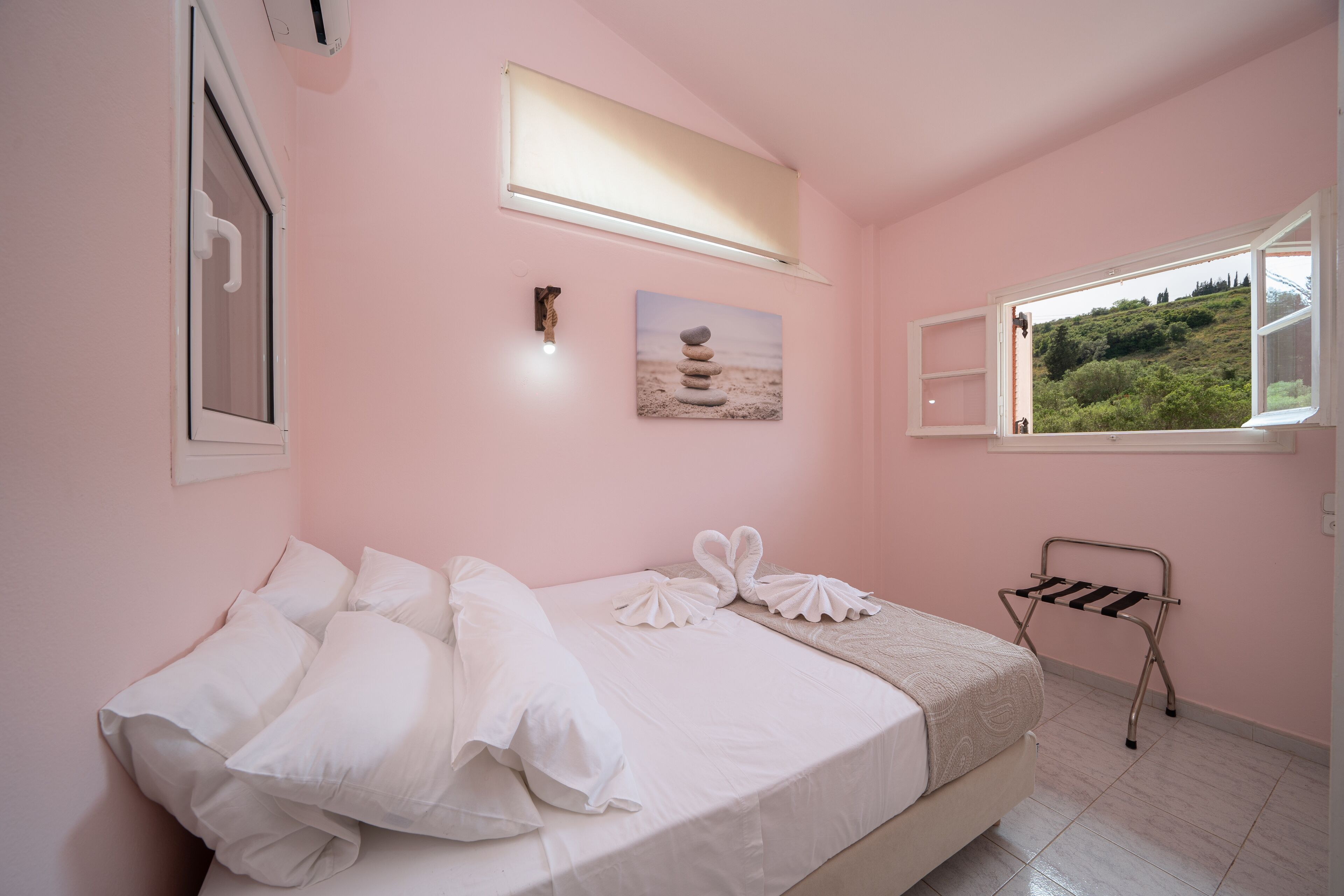 Villa with two separate apartments right by the sea with great views