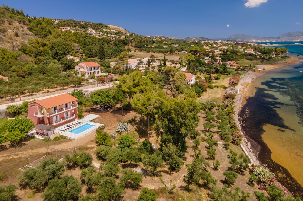 Villa with two separate apartments right by the sea with great views