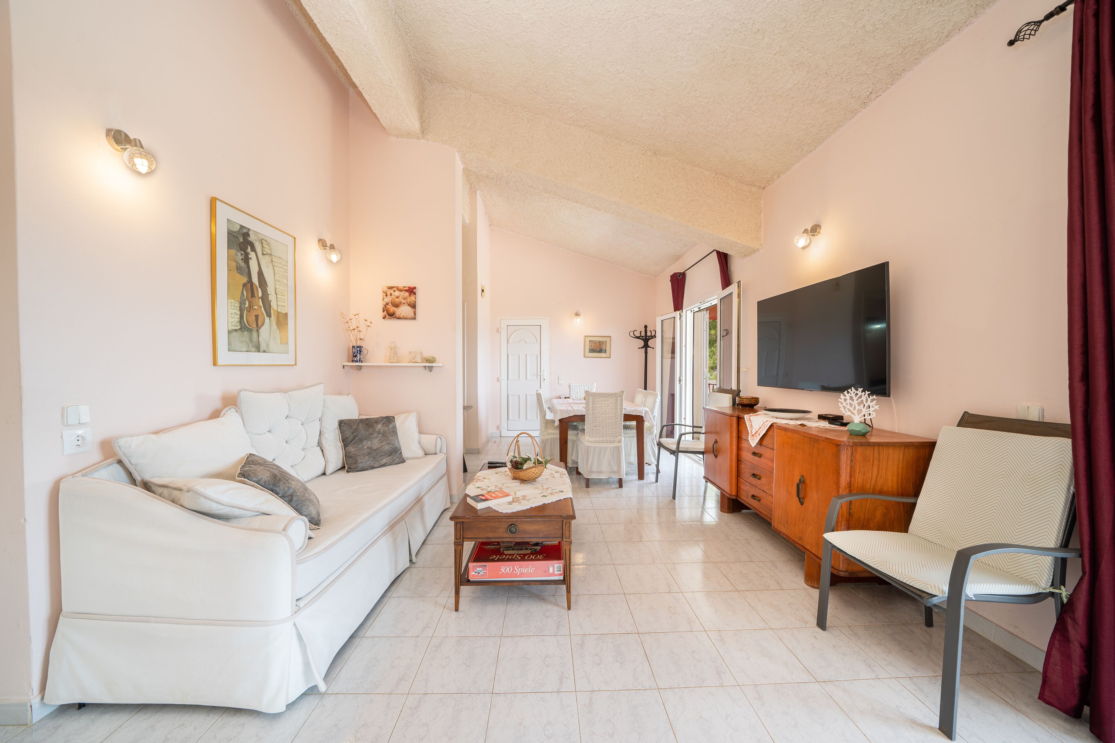 Villa with two separate apartments right by the sea with great views