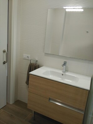 Combined shower/bathtub, bidet, towels