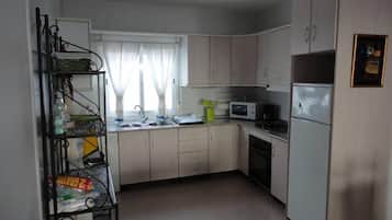 Réfrigérateur, micro-ondes, plaque de cuisson, lave-vaisselle