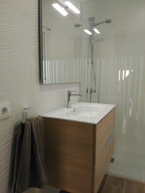 Ducha y bañera combinadas, bidé y toallas