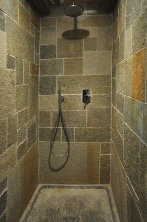 Douche, séchoir à cheveux, serviettes fournies