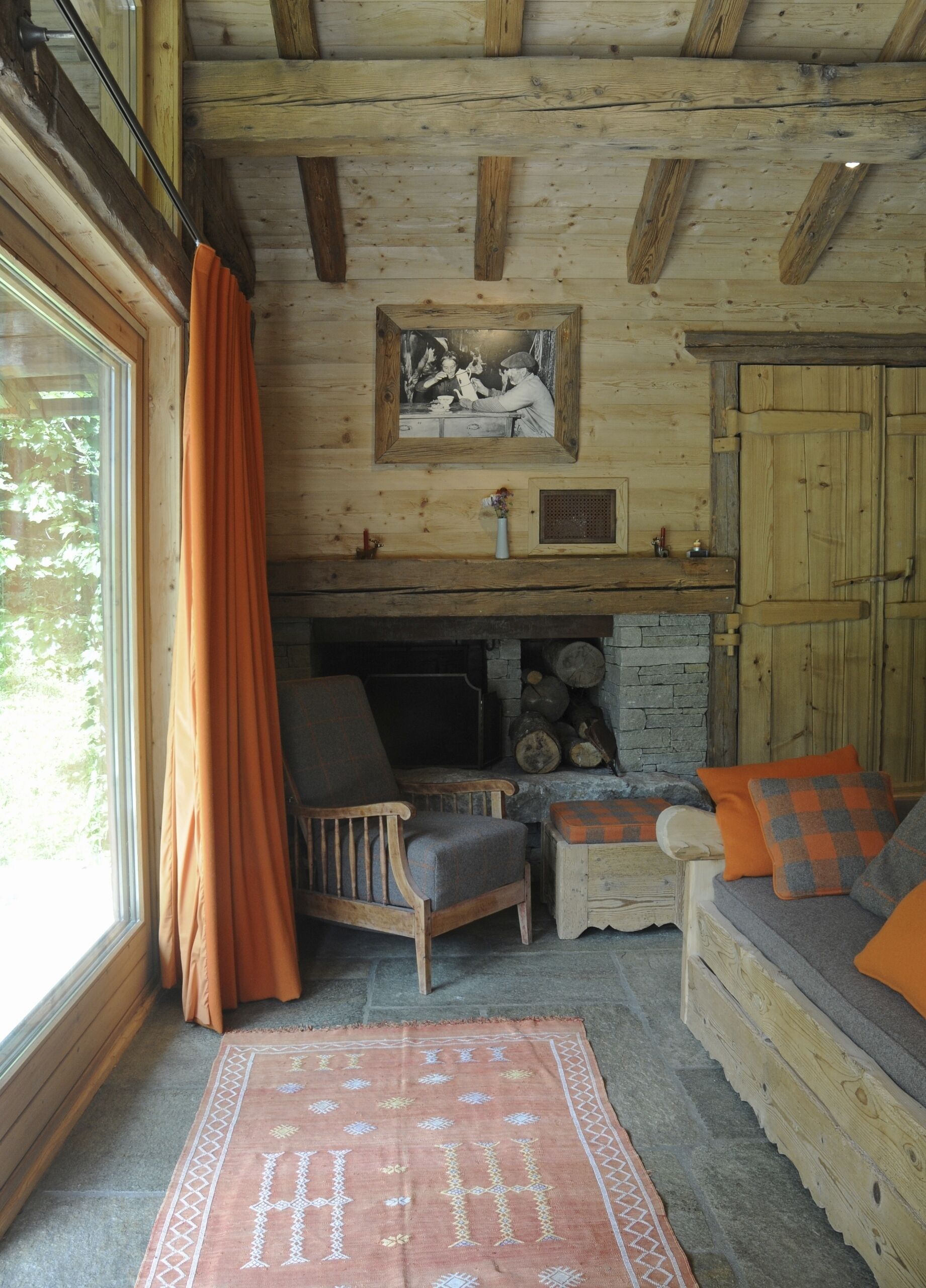 Télévision, cheminée, lecteur de DVD, livres