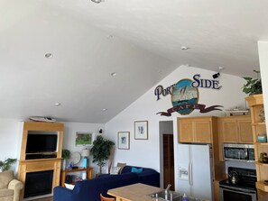 Smart TV, fireplace, DVD player, books - Private Gated Water Lake Front Home. Private beach and dock near Chamber Bay GC (Lakewood)