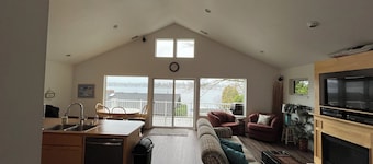 Privat Gated Water Lake Front Home. Privat strand og dock nær Chamber Bay GC