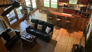 Een chaletinterieur met een eethoek, keuken en woonkamer.