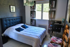 5 bedrooms, iron/ironing board, free WiFi