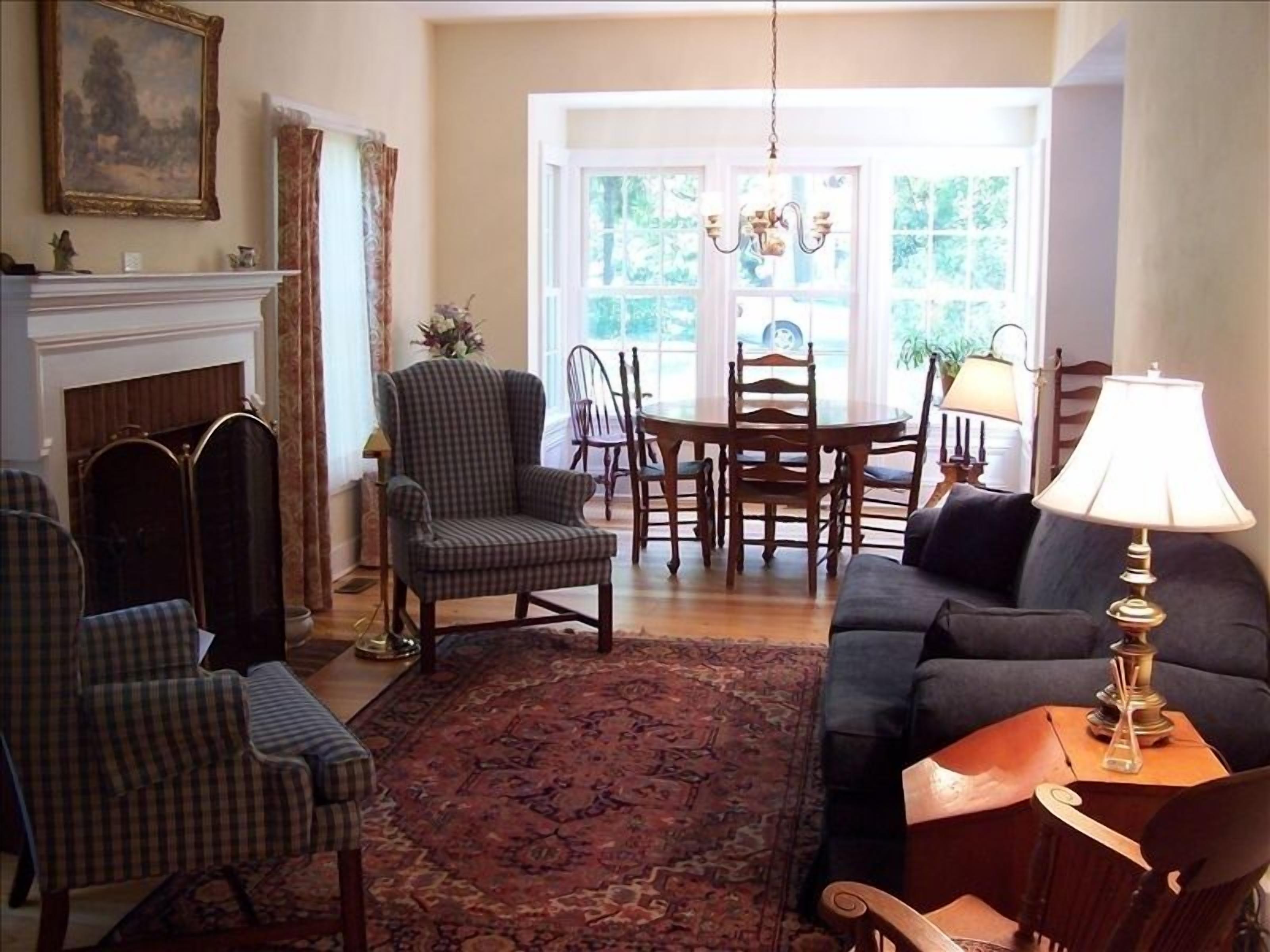 Emma's House-Historic House 'On the Hill' in Saugatuck