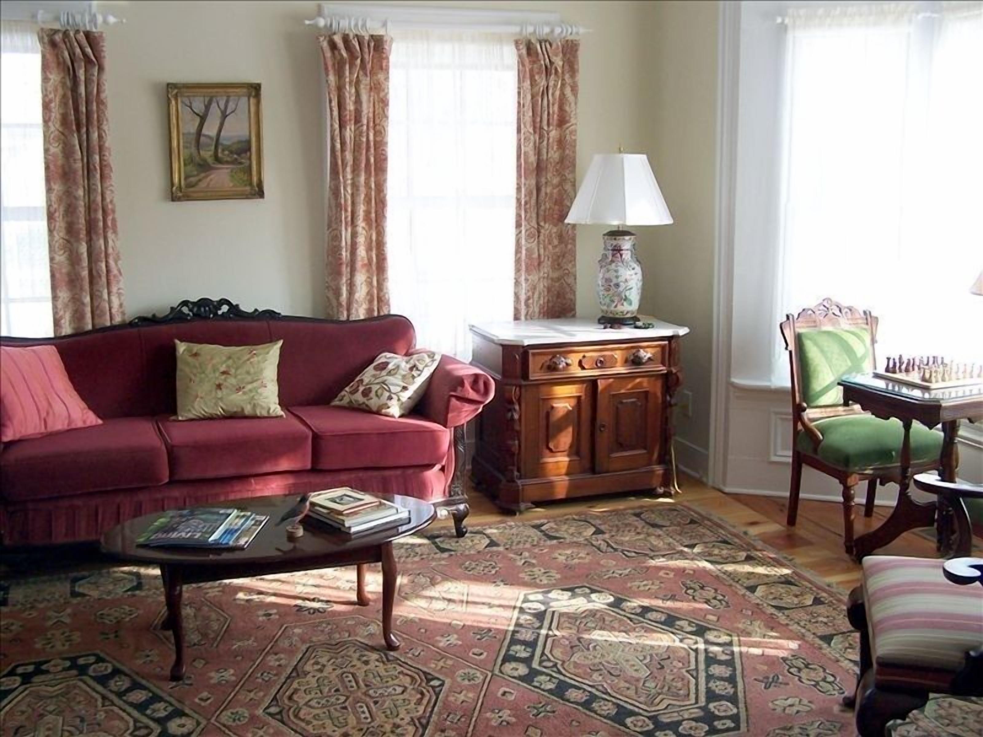 Emma's House-Historic House 'On the Hill' in Saugatuck