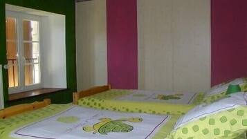 4 chambres, fer et planche à repasser, lit parapluie, Wi-Fi gratuit