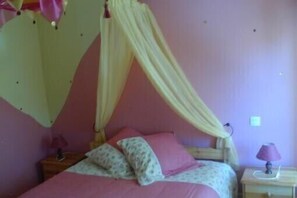 4 bedrooms, iron/ironing board, travel crib, free WiFi - Gite with private pool in savigné (Savigné)