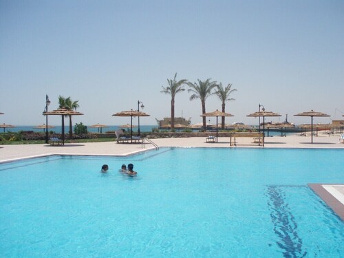 Luxury sea  front 2 bedrooms with stunning beach view, shared pool, gym & more