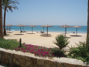 Beach nearby - Luxury sea front 2 bedrooms with stunning beach view, shared pool, gym & more (Village Road)