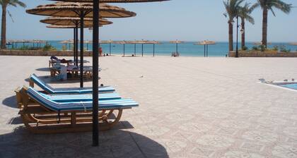 Sea front 2 bed with stunning beach shared pool, gym, jacuzzi & more
