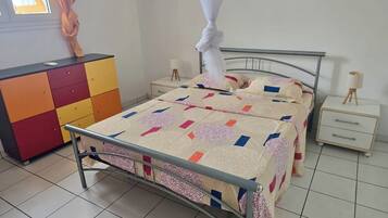 2 habitaciones, tabla de planchar con plancha y cuna de viaje