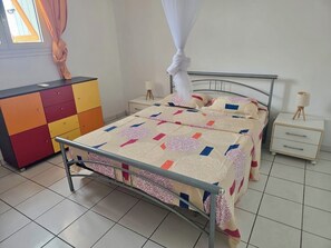 2 chambres, fer et planche à repasser, lit de bébé portatif